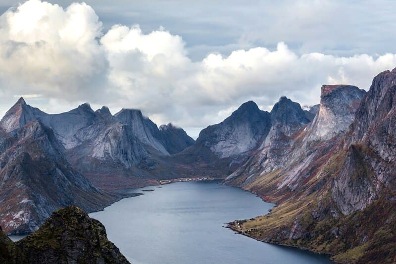 Reine, nét đẹp thanh bình của làng chài Châu Âu. (Ảnh: Ferdinand Stöhr)