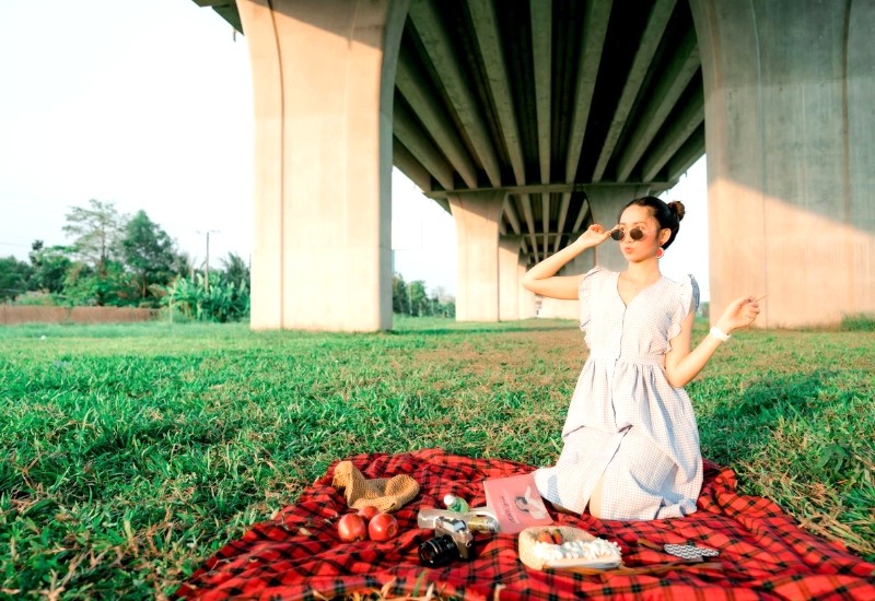 Tăng thêm sự sáng tạo với ảnh picnic cùng phụ kiện.  (87 ký tự)