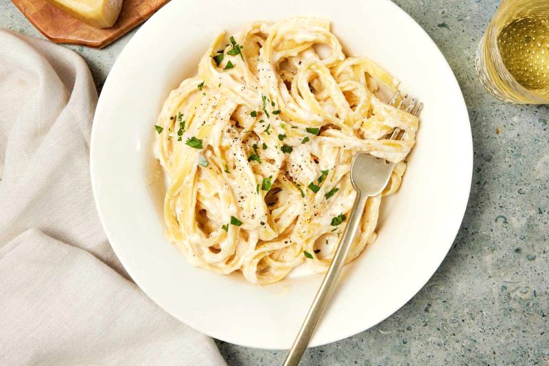 Alfredo Fettucine, món mì Ý phết bơ, sốt Parmesan, dành cho tín đồ phô mai, phổ biến ở châu Âu. (Ảnh: Simplyrecipes)