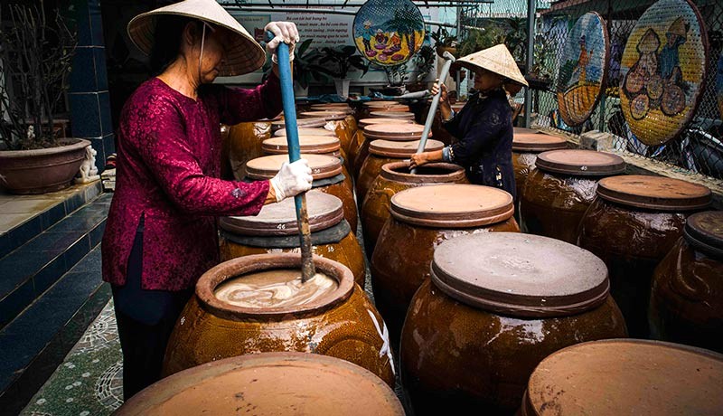 Để đảm bảo chất lượng thành phẩm, cần theo dõi kỹ lưỡng quá trình ủ chượp. (Ảnh: toquoc)