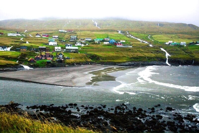 Leynar, thị trấn bãi biển quyến rũ, thu hút du khách đến Quần đảo Faroe. (Ảnh: visitfaroeislands)