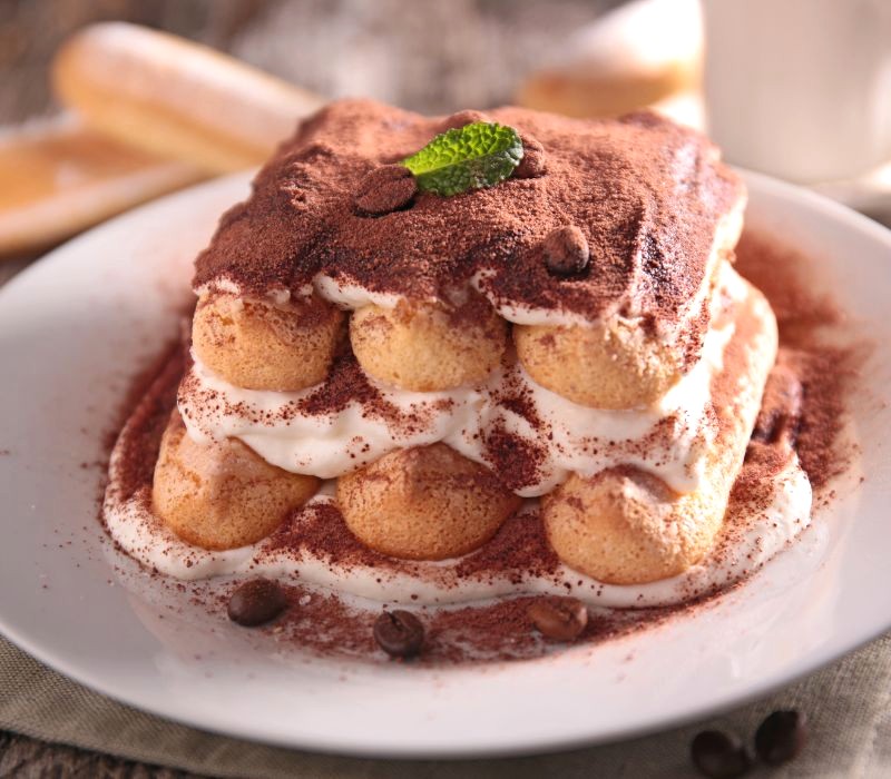 Tiramisu hấp dẫn, phủ cacao mịn.