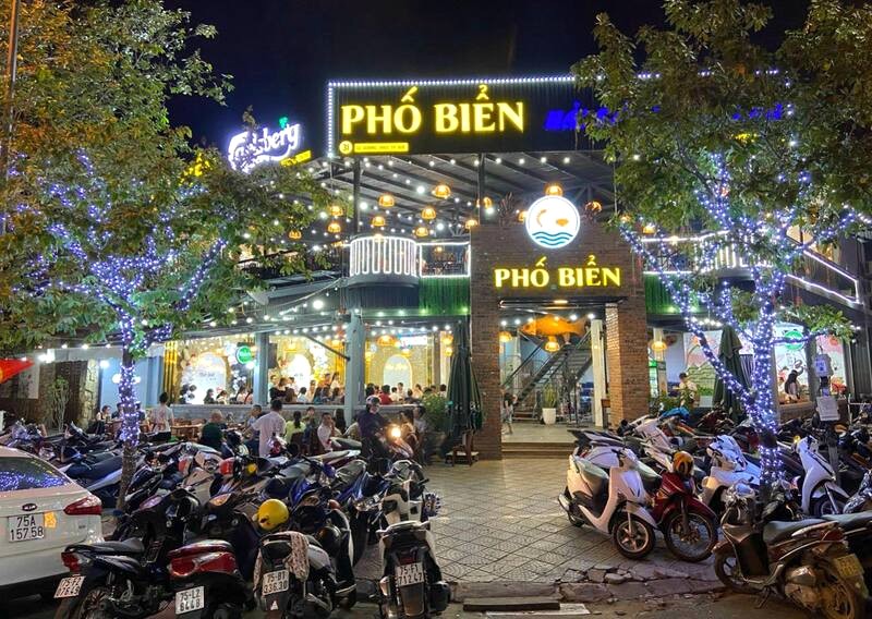 Nhà hàng Phố Biển (31 Lê Quang Đạo) nổi tiếng với không gian rộng rãi và hải sản tươi ngon. (129 ký tự)