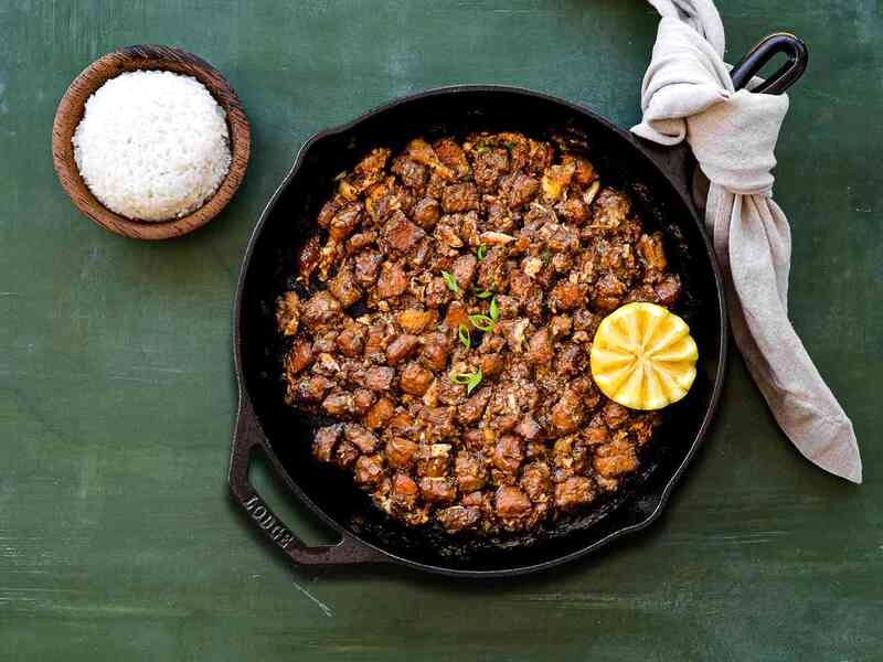 Sisig, món ăn đường phố nổi tiếng của Philippines, được chế biến từ thịt heo băm nhỏ, gan gà, và nước sốt chua cay. (Ảnh: Serious Eats/Rezel Kealoha)