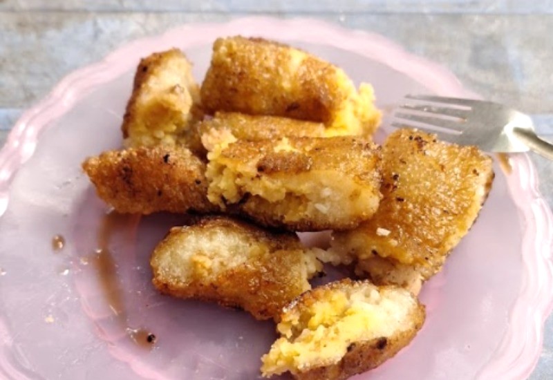 Bánh chưng rán giòn, cắt nhỏ, hấp dẫn. (Ảnh: Hà Nguyễn)