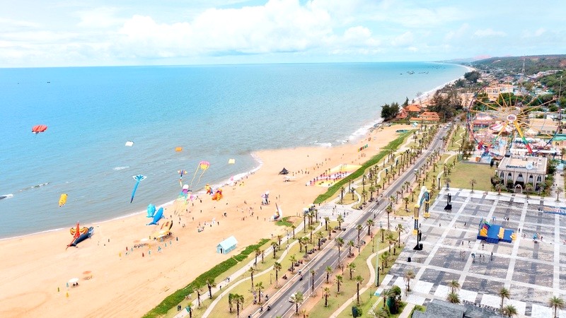 Diều bay rực rỡ trên bầu trời Bikini Beach. (Ảnh: thanhnien)