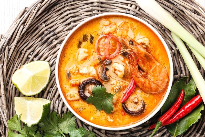 Món Tom Yum chua cay đậm đà với tôm là món ăn Thái Lan được yêu thích. (Ảnh: ©StockFood / The Picture Pantry)