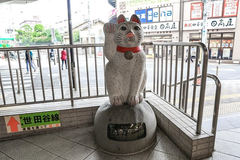 Tượng Maneki Neko đón khách tại ga Gotokuji. (Ảnh: THE GATE)