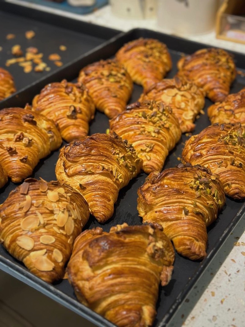 Bánh Croissant giòn tan, vàng ươm, nổi tiếng tại Blue Dream Bread.