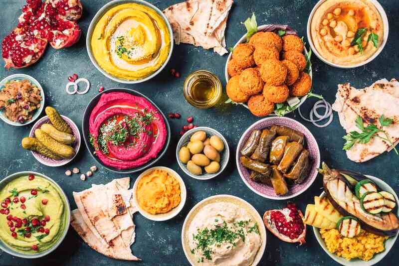 Mezze là món khai vị phổ biến trong ẩm thực Địa Trung Hải và Trung Đông, thường gồm nhiều món nhỏ. (Ảnh: jchizhe/Getty Images)