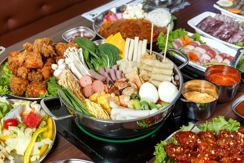 Thưởng thức 30 loại tteokbokki hấp dẫn tại MANYO Tteokbokki Buffet - Thái Nguyên, điểm đến lý tưởng cho bữa tiệc lẩu Hàn Quốc.