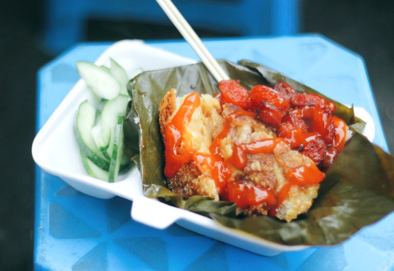 Bánh chưng chiên thơm lừng, bọc lá chuối tươi. (46 ký tự)