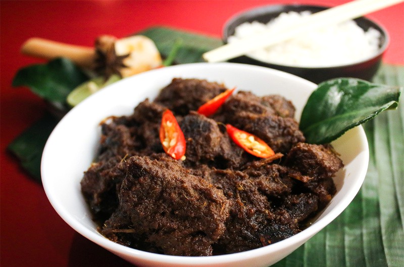 Lamb rendang, món thịt cừu hầm với nước cốt dừa, thơm ngon, thường ăn kèm cơm trắng. (Ảnh: When A Vagabond Cooks)