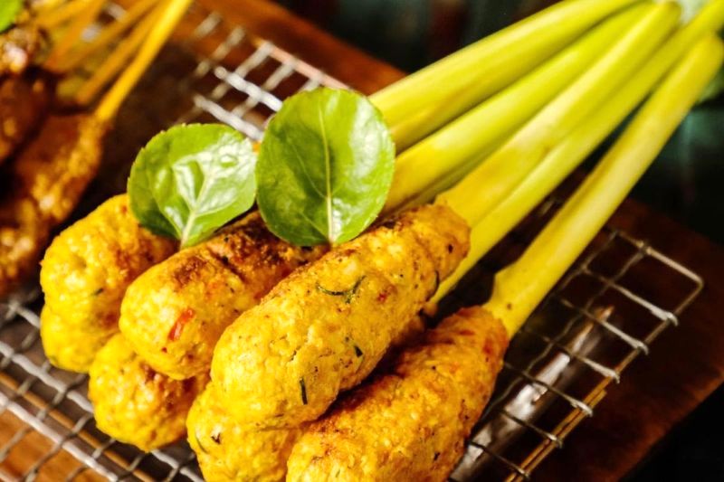 Sate Lilit, đặc sản Indonesia, trông giống nem lụi Việt Nam. (Ảnh: Food.detik)