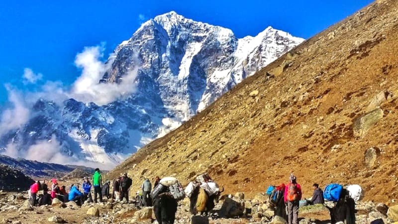 Tham gia tình nguyện bảo vệ môi trường tại Everest (Ảnh: volunteerworld).