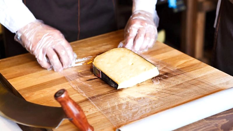 Phô mai Parmesan bảo quản đúng cách trong ngăn mát tủ lạnh có thể giữ được hương vị và chất lượng tối ưu đến 6 tháng.