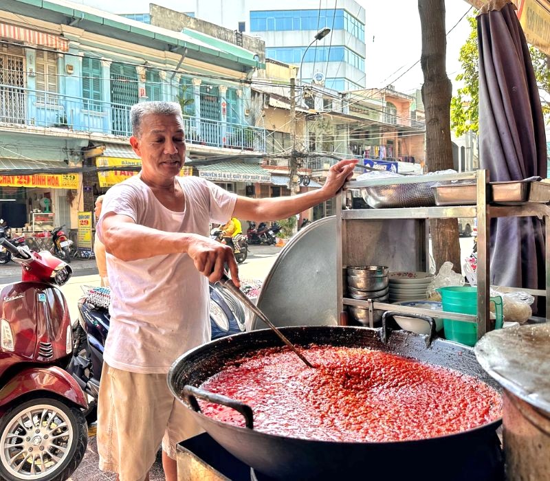 Ông Khiêm và chị gái đang phục vụ thực khách bằng những tô hủ tiếu hồ chất lượng tại quán mới của mình. (126 kí tự)