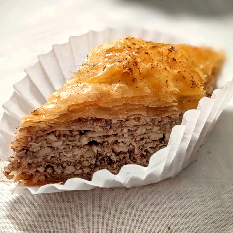 Baklava giòn tan, nhiều lớp bột filo, nhân óc chó/hạnh nhân. (Ảnh: allrecipes)