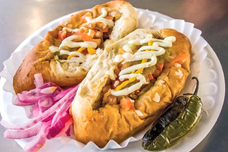 Tại El Guero Canelo ở Tucson, Arizona, hot dog được bọc thịt xông khói, kẹp trong bánh bolillo mềm (Ảnh: El Guero Canelo).