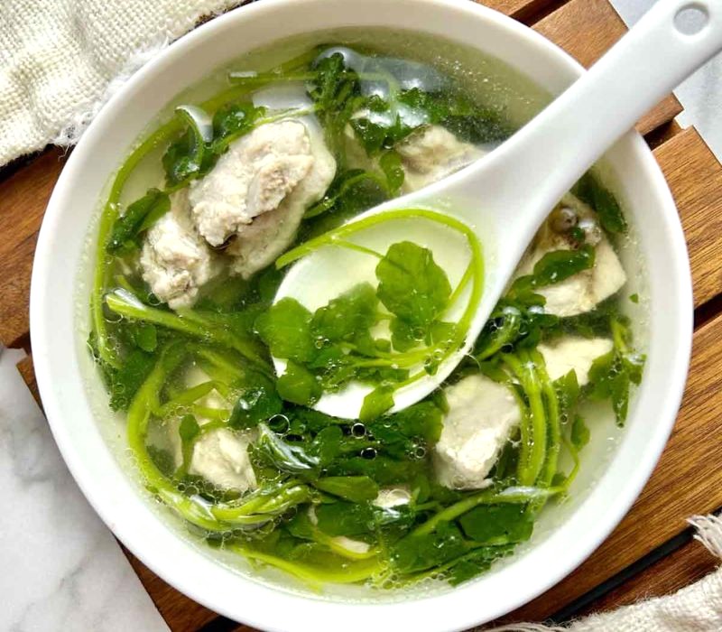 Canh cải xoong sườn, món ngon Quảng Đông. (Ảnh: feedgrump)