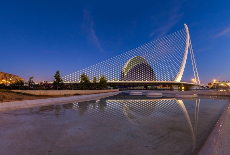 Cầu Assut d'Or ở Valencia, thiết kế của Santiago Calatrava. (Ảnh: Diego Delso)